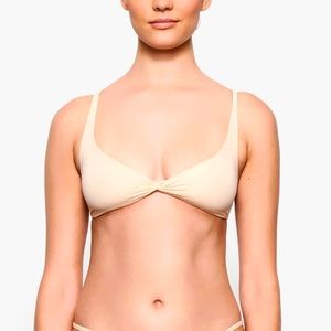 SKIMS FITS EVERYBODY SKIMPY SCOOP BRALETTE XS SAND